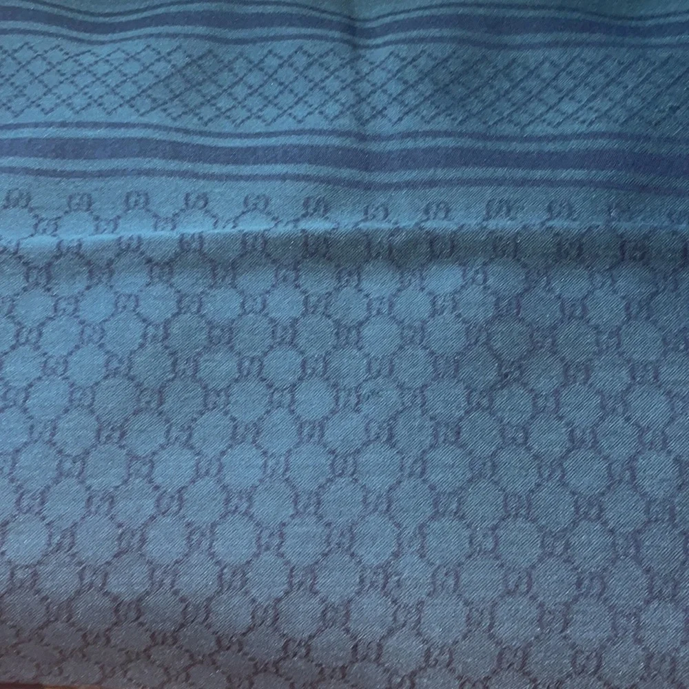 Authentic gucci scarf (unisex)
